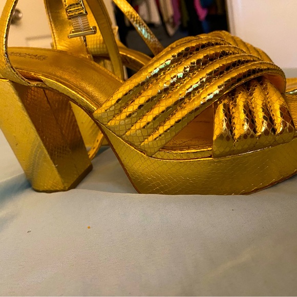 Michael Kors Gold pump sandal! - Picture 2 of 3